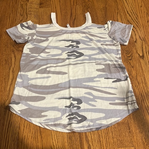 Z Supply Woman’s Camo Cut Out Tee Size S - Picture 2 of 4